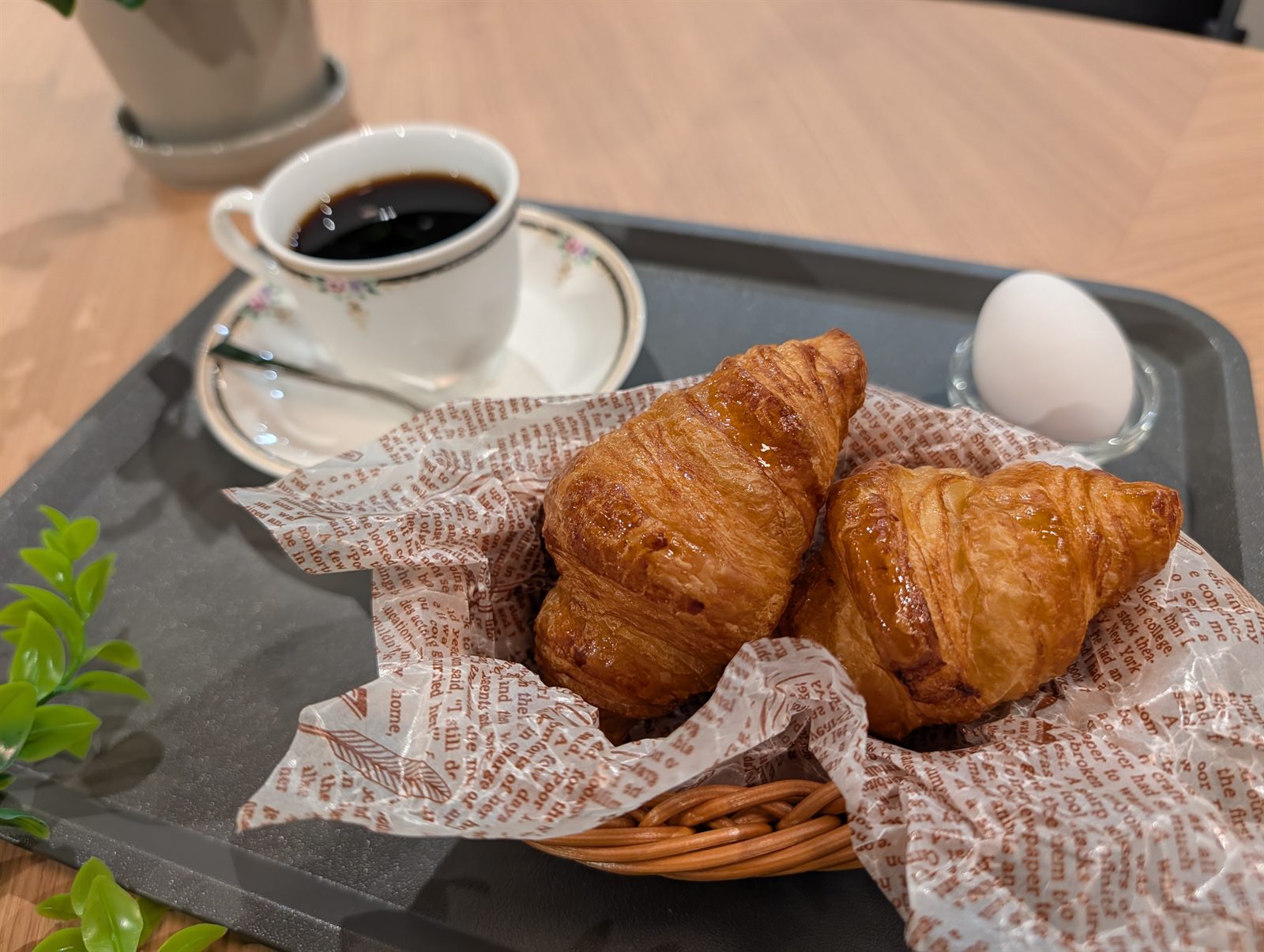 1階カフェの焼きたてクロワッサンと珈琲のモーニングセット